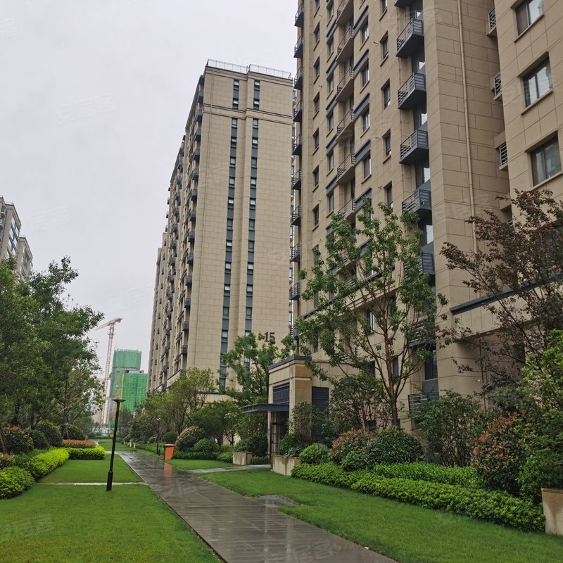 碧桂园西湖一号院三四环之间