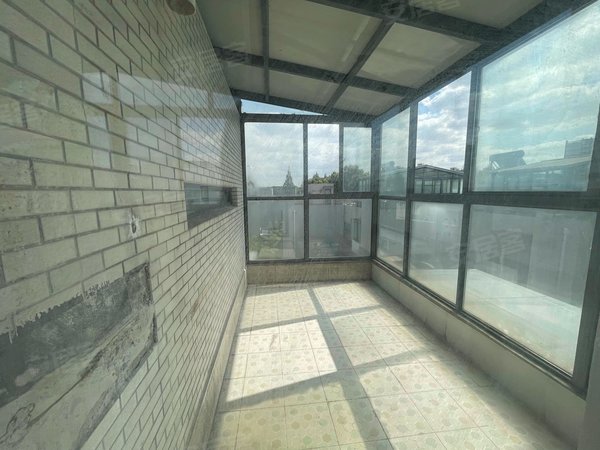 上海嘉定南翔金地格林春晓11号线地铁口300米精装修别墅,可以停四部车