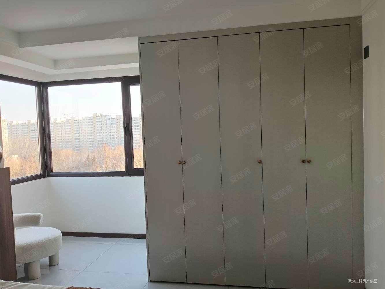 新一代C区4室2厅2卫137㎡南北90万