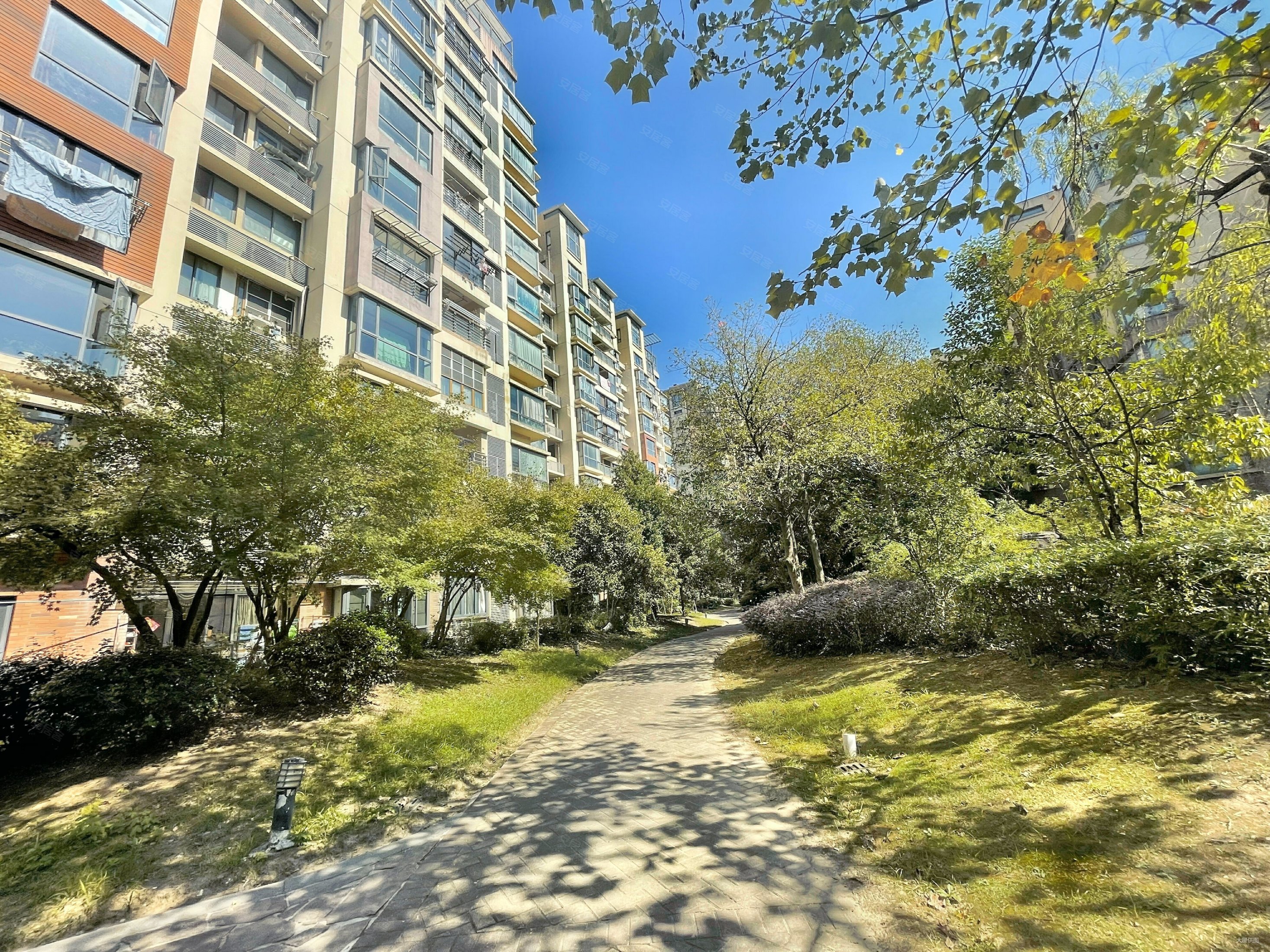 富阳东洲逸城花园洋房132平三房两卫满五无增值税168万