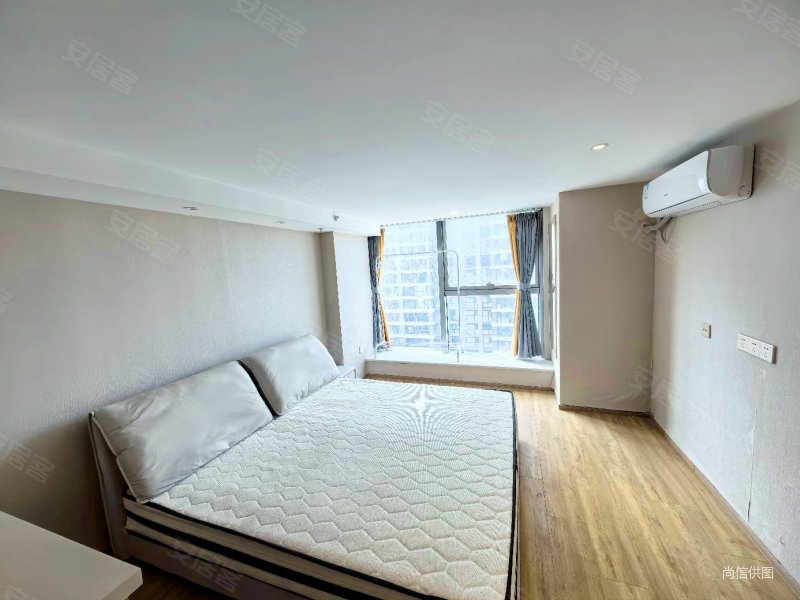 河西奥南 正荣中心天寓loft复式公寓 民用水电 紧邻地铁口