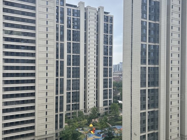 杭州临安临安城区临安宝龙广场(公寓住宅)龙沁城精装三房二卫自住装修