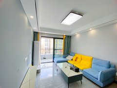 中海国际社区 温馨两房 客厅有投影柜机空调 两个房间一样大