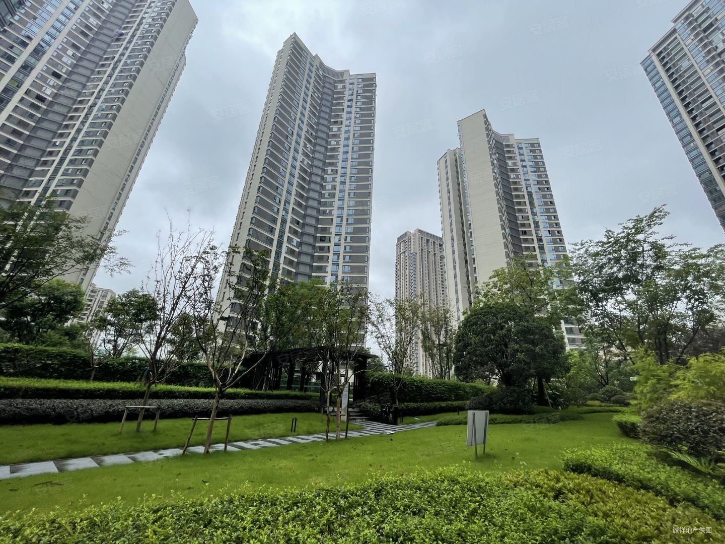 融景城馨苑4室2厅2卫147.91㎡南295万