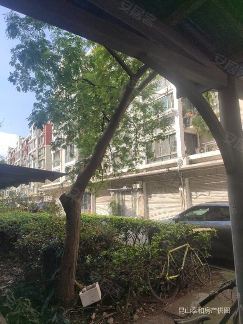 嘉和苑好楼层,全新装修,自住房.拎包入住.有车库10平方.