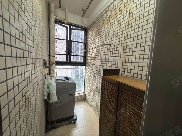 领秀公馆,在天安科技园对面,周边生活配套设施完善,拎包入住!