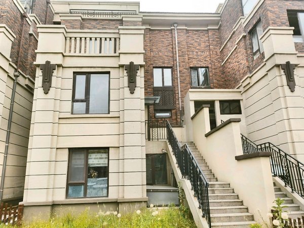 青岛城阳高新区世茂公园美地3号院世茂公园美地3号院 4室3厅2卫出租