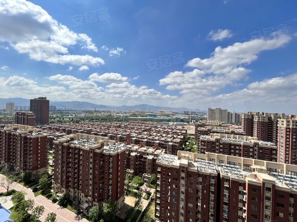 青岛城阳白云山公园青特小镇e区带车位 青特小镇e区 精装套三双卫