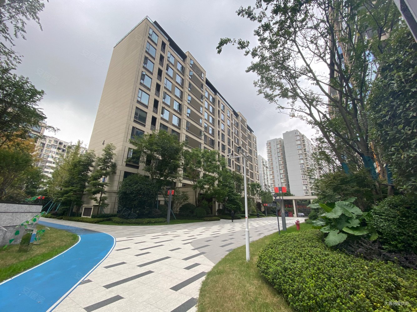 正黄翡翠堂4室2厅2卫135㎡南北215万