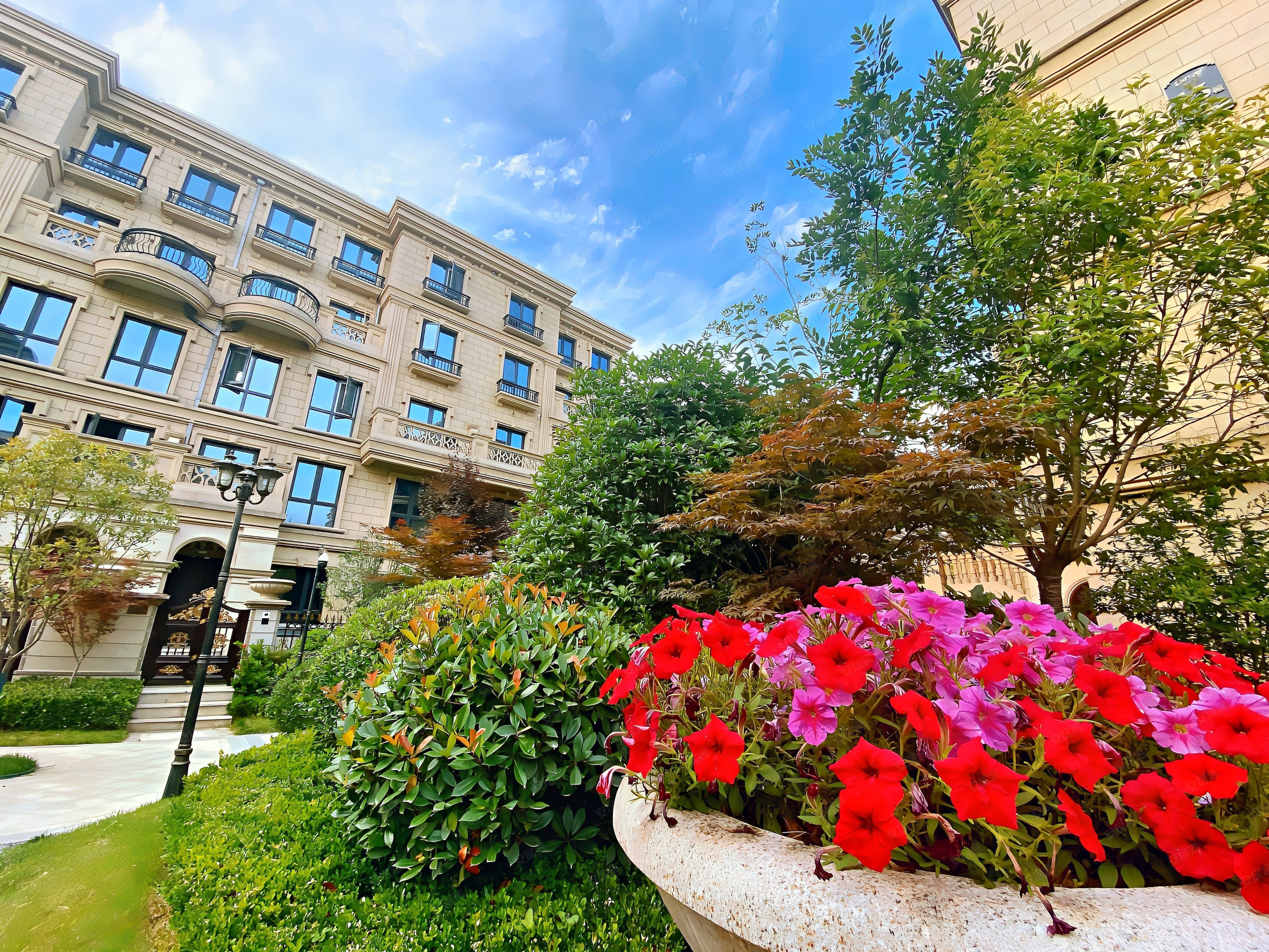 荣德河与墅 上叠赠送露台 采光好 三套房设计 急售