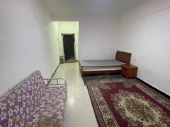 喀什喀什市喀什城区中亚商贸城  单身公寓 4楼 有简单的家电家具 随时可以看房出租房源真实图片