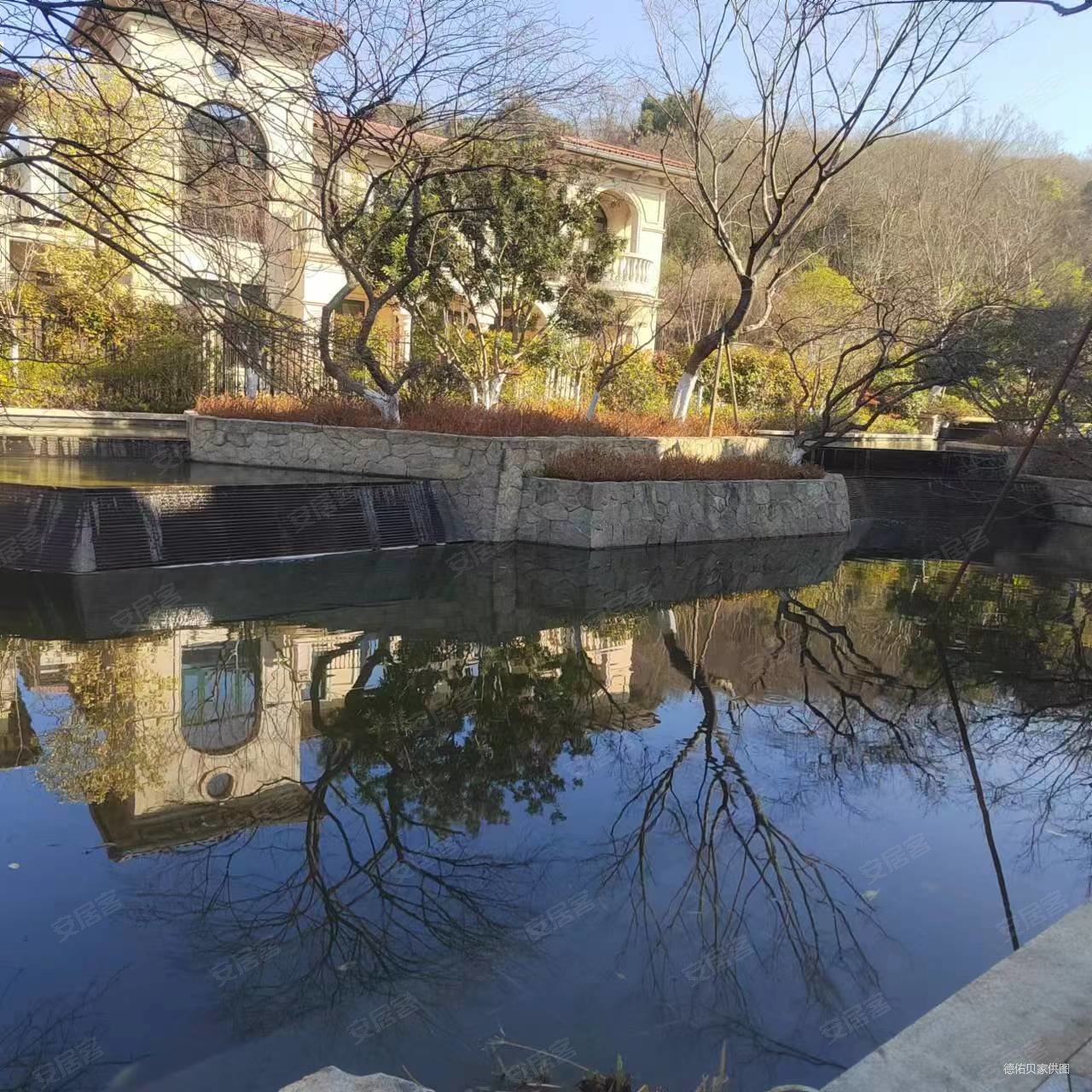 新湖香格里拉蓝月半岛东区法式双拼别墅  前面水后靠山位置佳