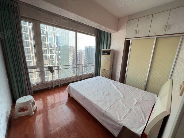 重庆南岸南坪金信大厦实地拍摄 南坪协信星光三室 全屋墙纸配置齐全