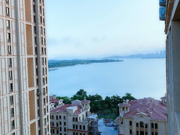 青岛黄岛薛家岛南岛小镇南岛小镇高层,精装修三室,可月付,短租出租