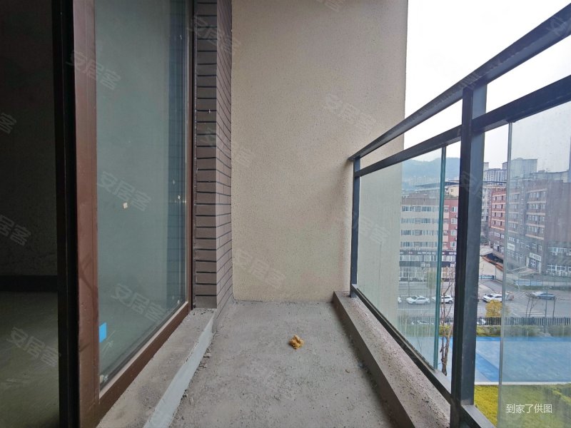 岔路口轻轨站旁 花园洋房,合能枫丹玖悦二手房,135万,3室2厅,2卫,85.