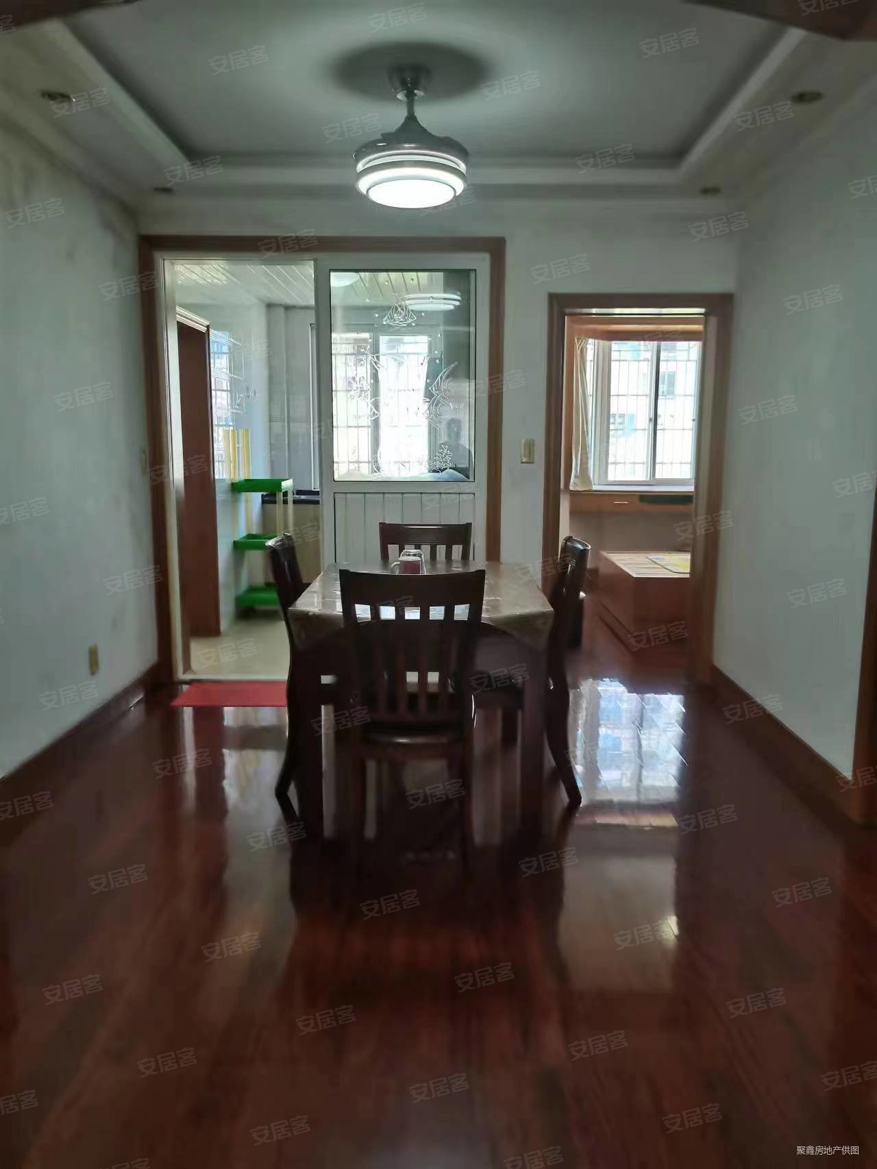 九峰小区紧急出售100平方三室两厅一卫楼层很好随时看房