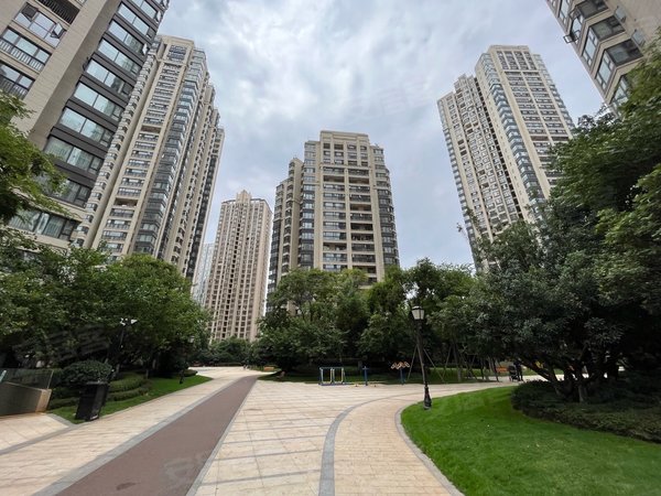 昆明西山滇池路片区金坤尚城学府里万达旁 新出 房东一手自住 拎包住