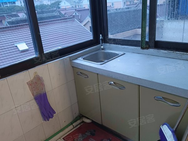 张家港杨舍杨舍中心通运新村(1-49幢)Q通运新村5楼朝南单室套8千4设施齐全阳光充足独立厨卫有钥匙出租房源真实图片
