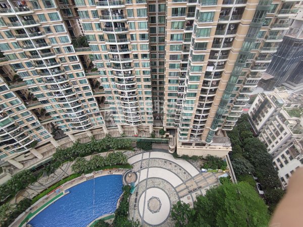 深圳福田皇岗金港豪庭实拍真房 走路过关 地铁福田口岸d2口 朝南客厅