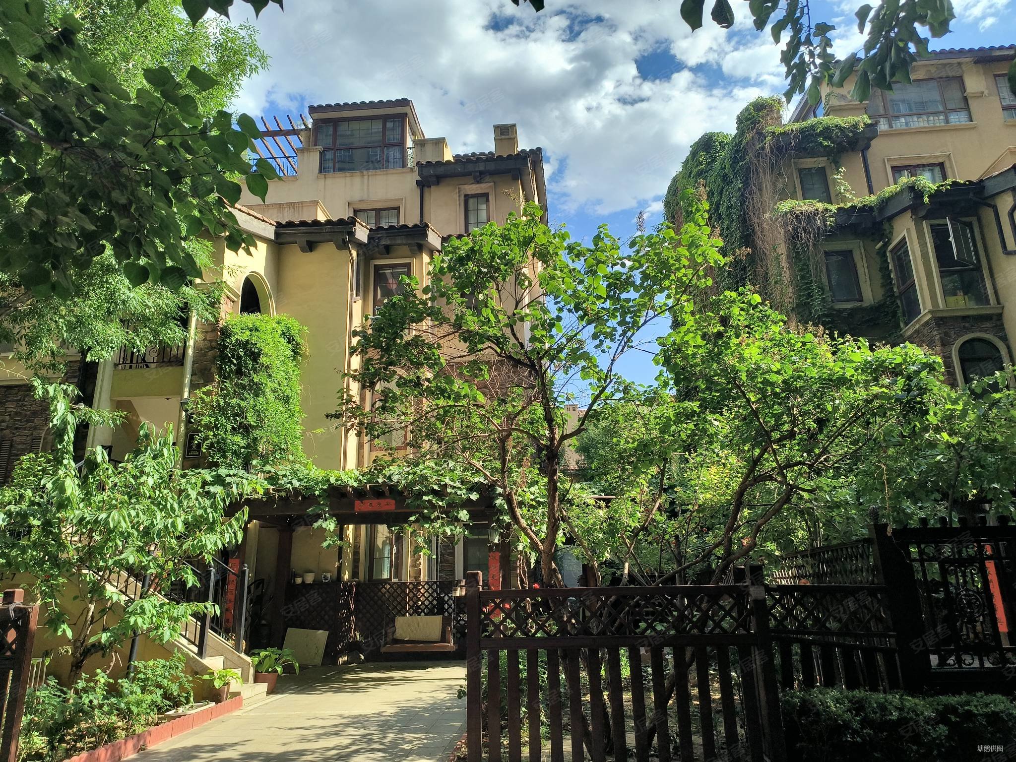 通州九棵树旁龙湖蔚澜香醍全景落地窗主卧有转角落地窗设计