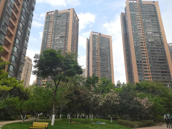 昆明官渡海伦国际海伦国际依云郡海乐世界旁三房两卫诚意出租2300可