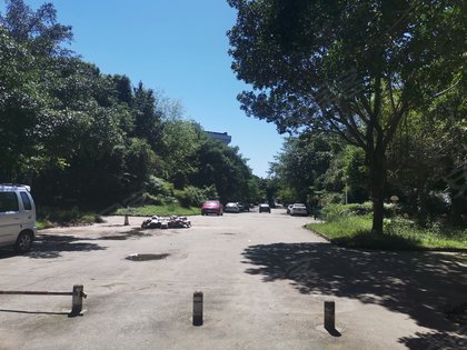 自由假日小区门口20米左右就有公交站863,直接到达地铁二号线连山坡