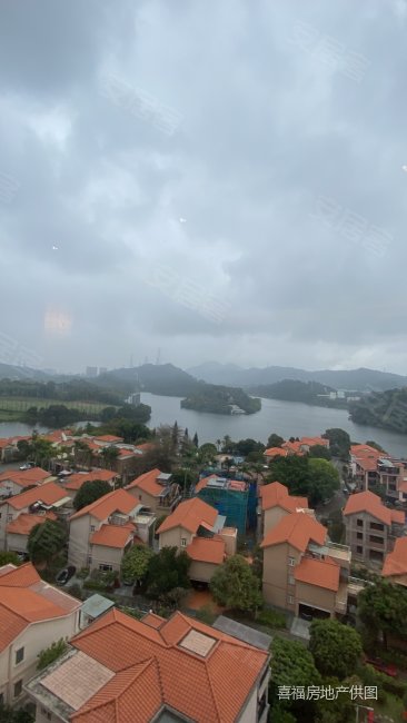 莲花山下莲花别墅带大露台看一线湖景高尔夫球场价格可谈