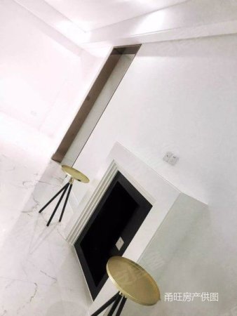 a022全新豪装60万未住人,车位优惠券,位置和楼层优良.