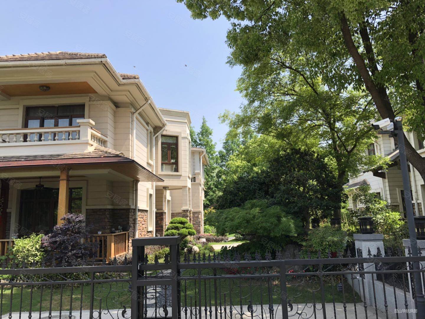 绿地21城b区(别墅)5室3厅5卫327㎡南北2200万