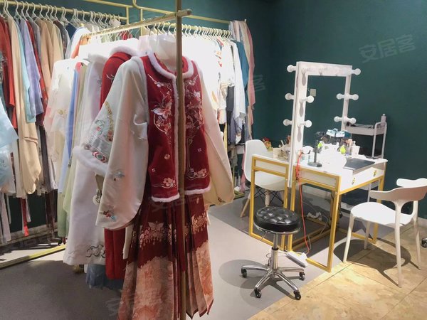 西安雁塔小寨华旗国际广场汉服工作室转让小寨繁华商圈华旗国际70平