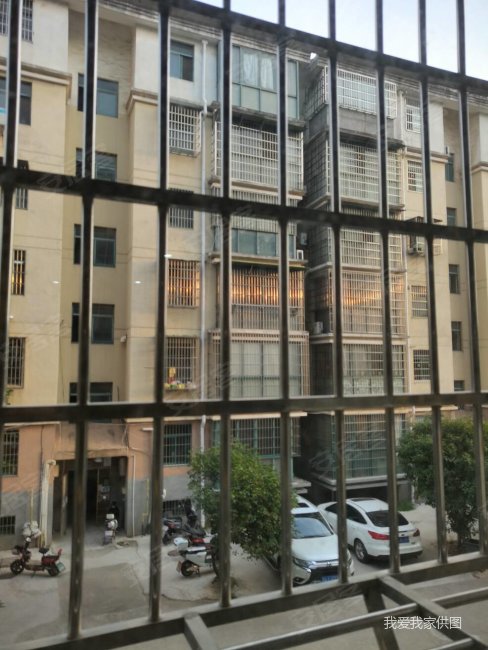 价格有少,精装修三房旁边有 超市菜场,配套设施齐全看房方便,城南花园