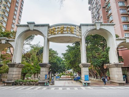 小区大门口就有公家车站,出行很方便,快捷附近学校小区自带公立晓港湾