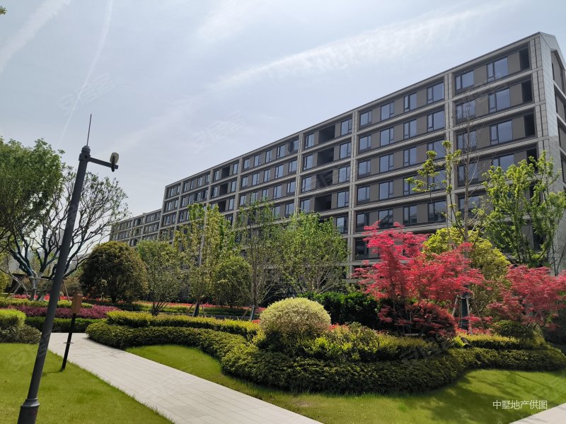 融创滨湖印,高端改善品质,壹级物业,三室二卫双阳台,精装修