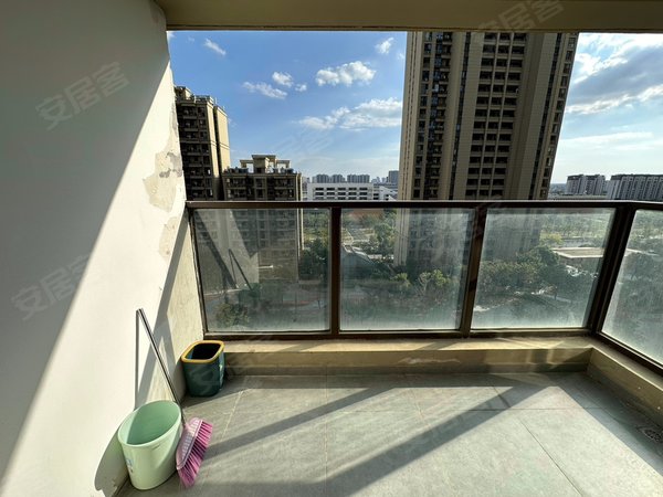 苏州吴江太湖新城万象汇花园押一付一 万象汇花园朝南阳台次卧 燃气