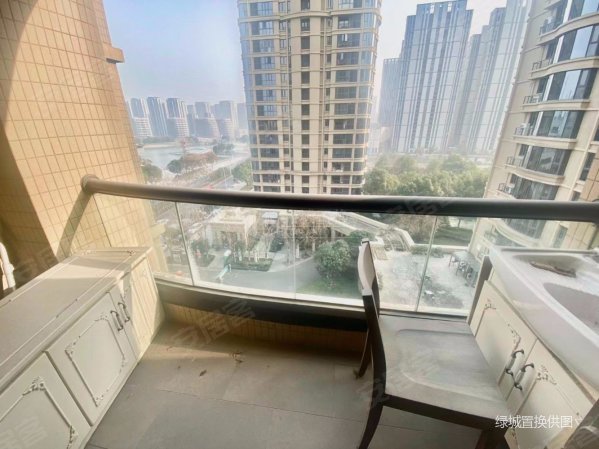 皇冠花园(一期) 中间楼层采光好 南北通透 近医院 出行方便