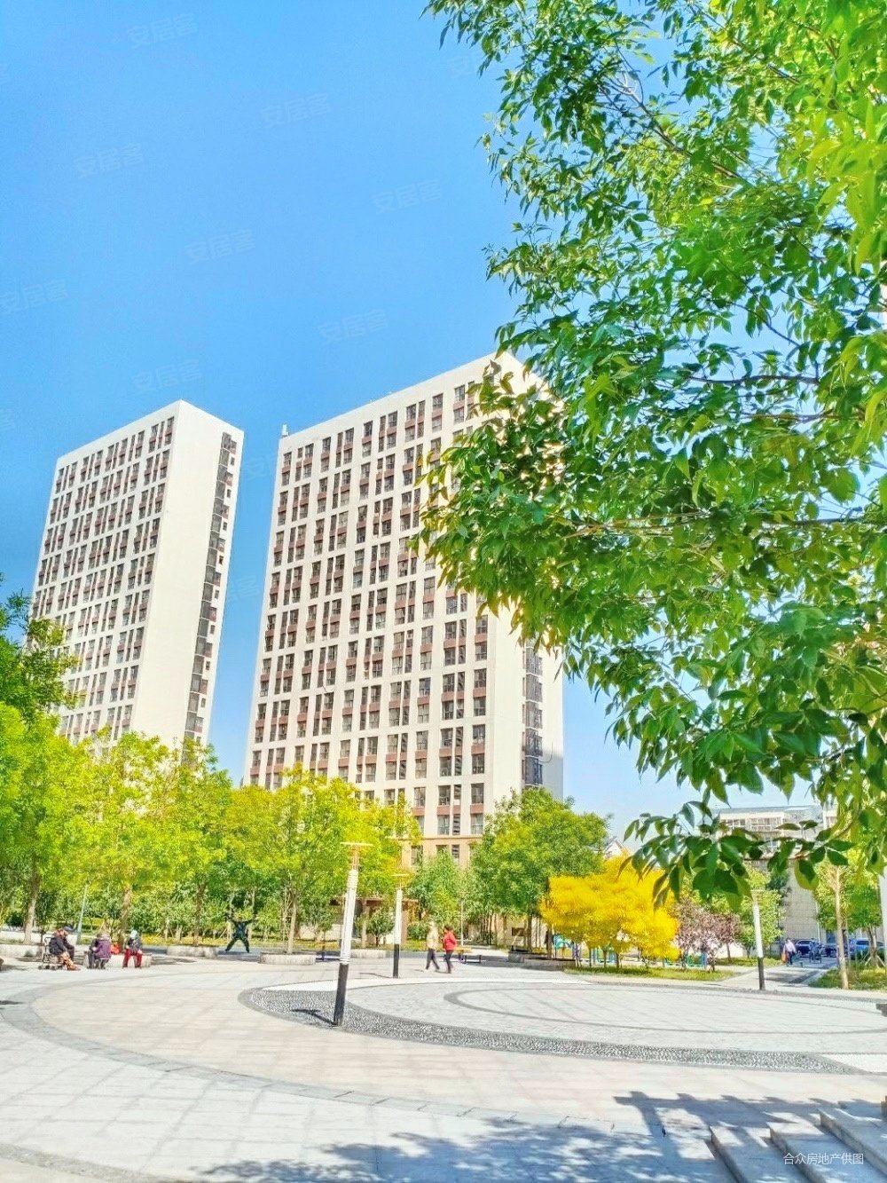 学畔馨园电梯高层精装金角三室一厅120万楼位置很好