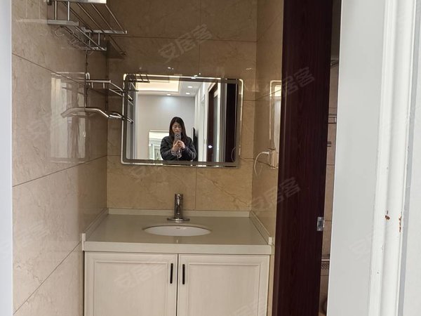 金华东阳横店南江壹号南江一号精装修2房，诚心租4000一个月 带车位，好停车出租房源真实图片