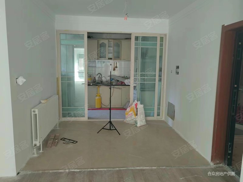 卫星广场地铁轻轨沿线一楼带40平左右花园两室