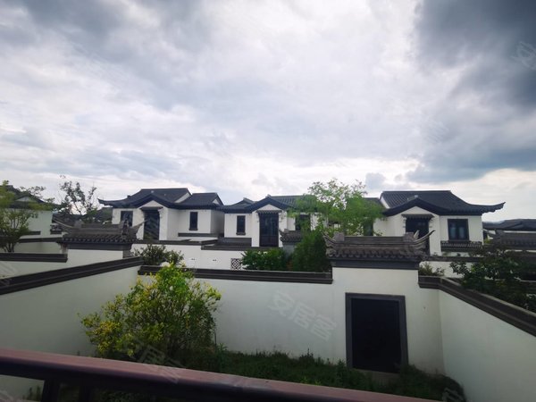 杭州临安青山湖大华西野风韵(别墅)花园200平的中式合院出租,距离地铁