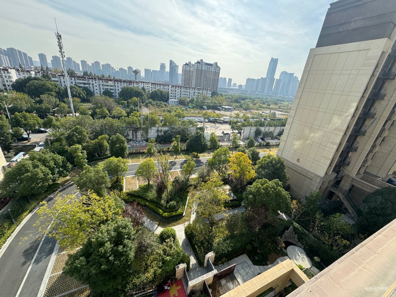 天鹅湖moma一期4室2厅2卫178.17㎡南北878万