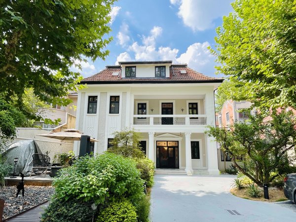 上海长宁镇宁路愚园路749弄小区洋房花园800平,可停10部车,适合办公或