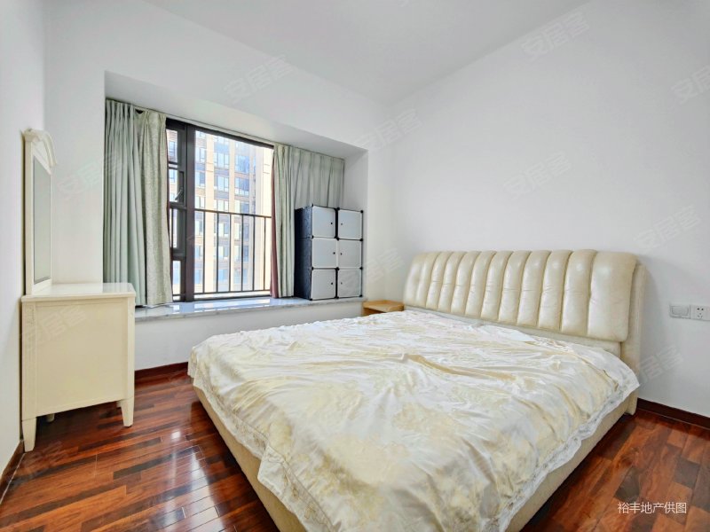 华发四季名苑 4 房  142 方 交通便利 次新小区