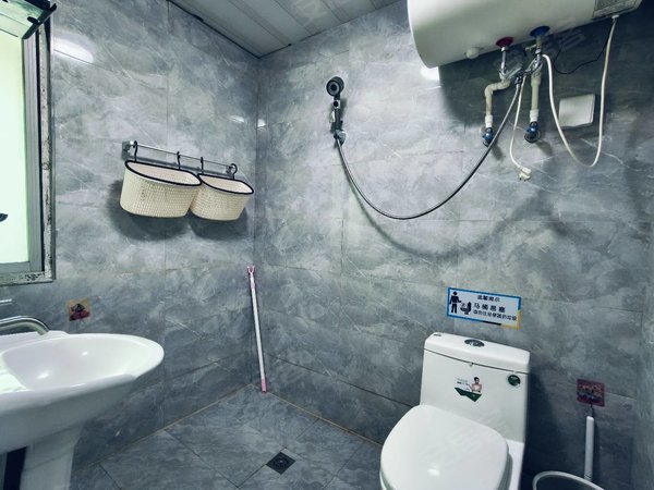 金华婺城婺城江南雅苑世贸边上50米 单间带露 台本人房東无中介月付押一付一可短租出租房源真实图片