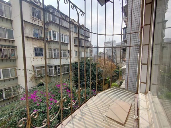 昆明五华翠湖沙朗巷小区精装修三室两厅一厨一卫一阳台,南北通透,拎包