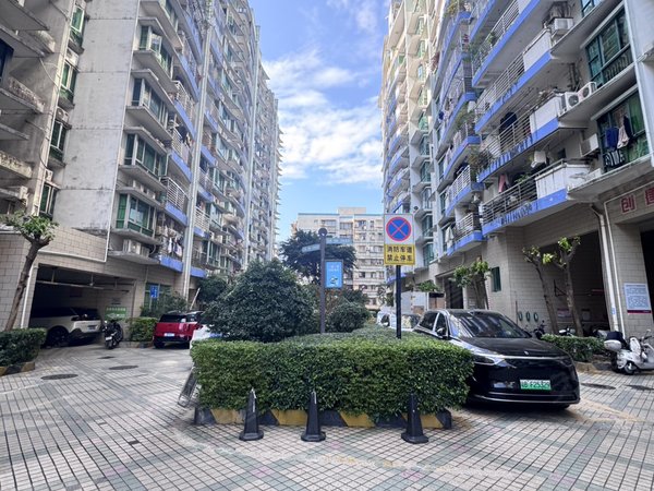 深圳福田下梅林宏安花园(优选山景三室)电梯高层三室两厅