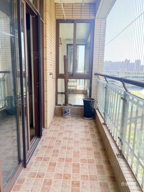 高新第三初一中分校 云顶园三室 小高层一梯两户 不