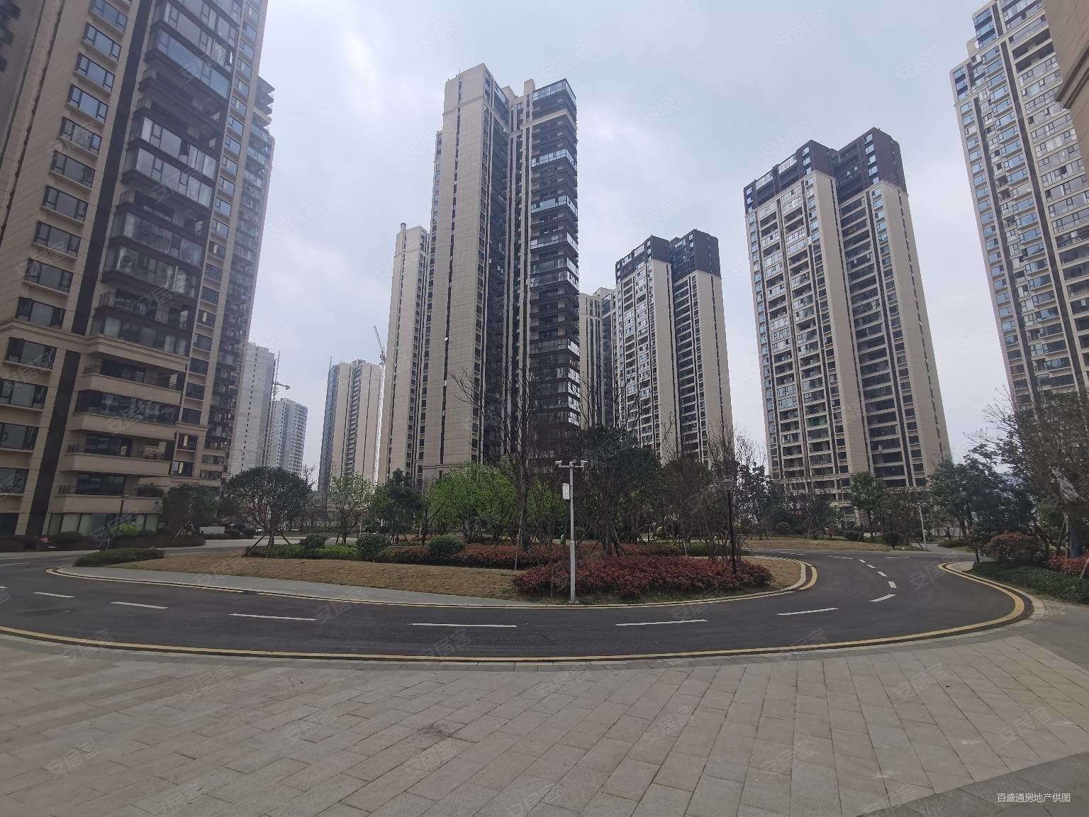 带车位绿地国际花都4室2厅2卫接受贷款随时欢迎看房