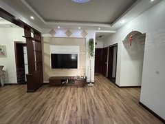 宜城华龙中心宜城城区宋玉中对面  三室两厅 好楼层 小区出行购物便利出租房源真实图片