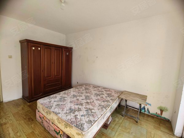 青岛李沧金水路明秀山庄长短租都可宾川路附近明秀山庄套三简单家具