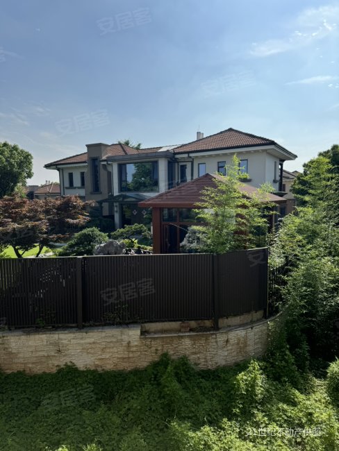 复地朗香 独栋别墅  上有花园下有车库